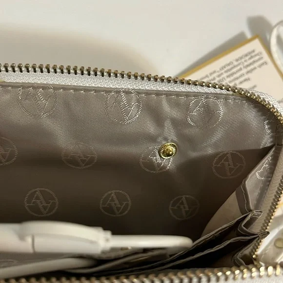 Adrienne Vittadini charging wallet wristlet white saffiano New - Picture 7 of 14